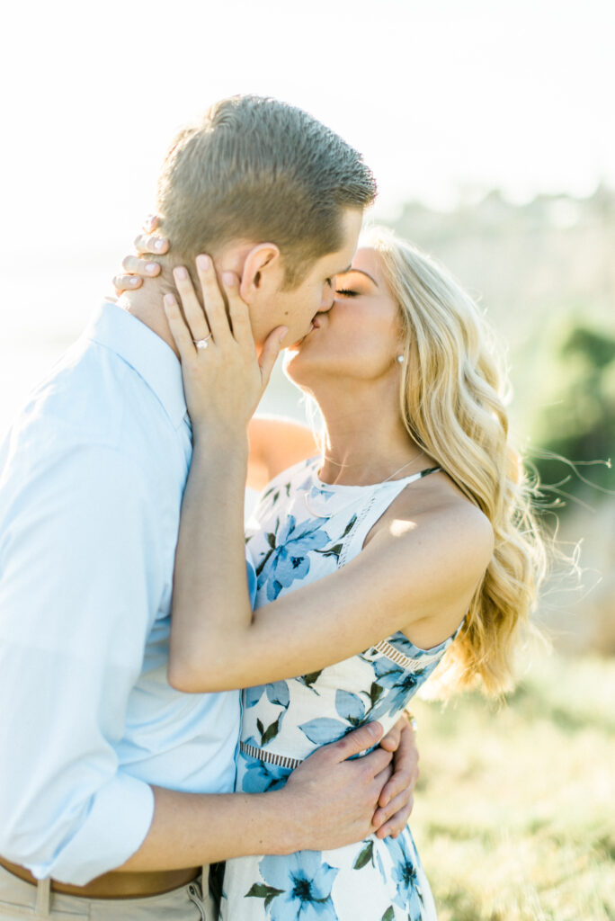 engagement-photo-couple-kiss