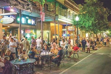 Perfect date ideas in Pensacola - Pensacola wedding venue - Stroll through Pensacola's Palafox Street for a great date night! 