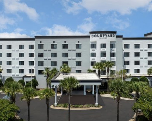 Courtyard Marriott Pensacola Downtown—modern hotel near Palafox Wharf Waterfront and top wedding venues in Pensacola FL.