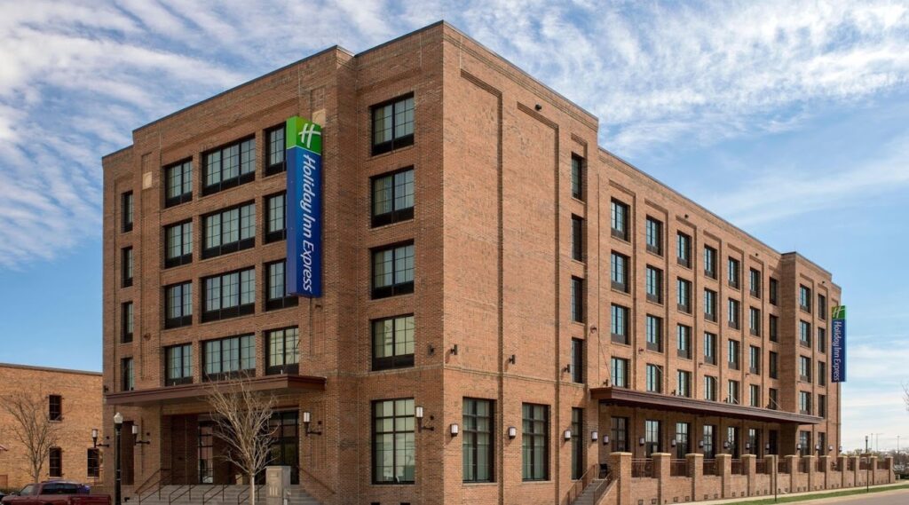 Holiday Inn Downtown Pensacola on Main Street—top walkable hotel near Palafox Wharf Waterfront, Pensacola’s #1 wedding venue.