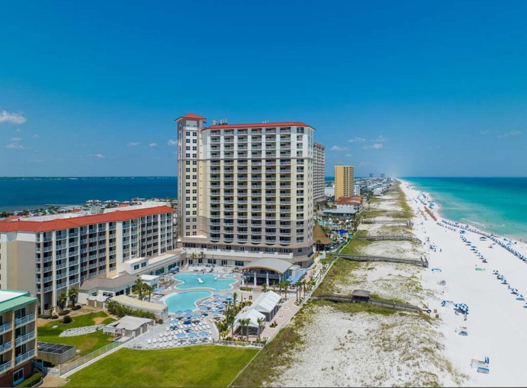 Wedding venues Pensacola FL—Hilton Pensacola Beach, a stunning hotel near Palafox Wharf Waterfront, the city’s top waterfront venue.