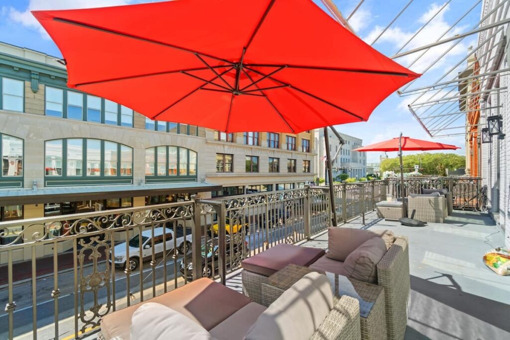 Palafox Wharf with Hotels, Airbnbs for Weddings Pensacola & Destin with balcony near wedding venues.